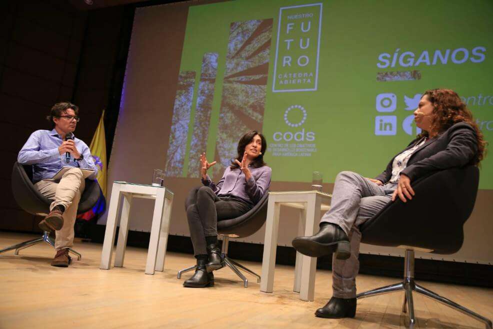Alejandro Garviria, rector de la U. de Los Andes, y las profesoras Ximena Rueda y Sandra Vilardy. / U. de Los Andes.