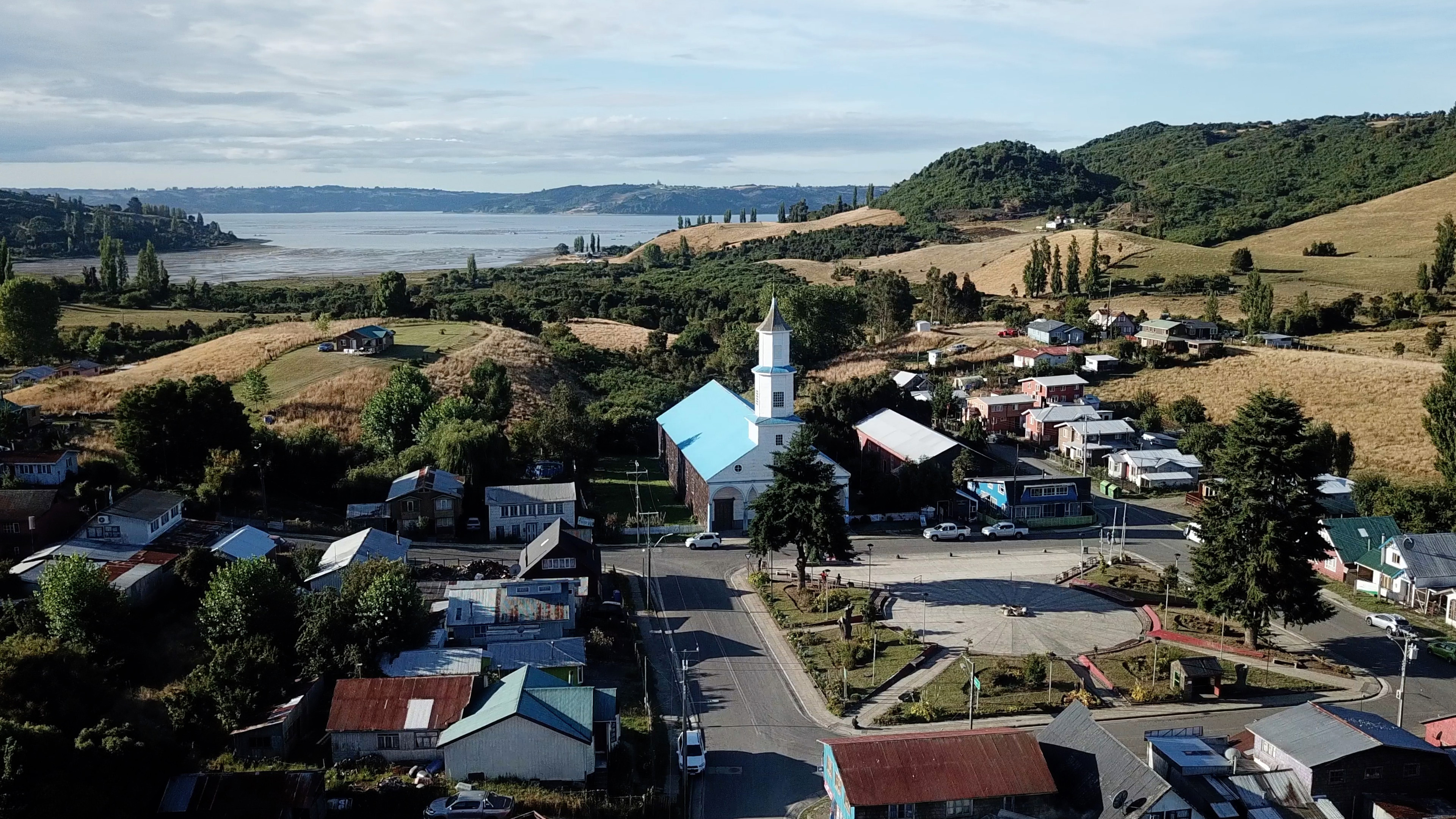 ACOMPAÑA CRÓNICA: CHILE TURISMO. CHILOÉ (CHILE), 24/05/2024.- Fotografía de la Iglesia de Santa María de Rilán, templo católico situado en la plaza de armas de la localidad rural de Rilán, el 25 de febrero 2024, en el archipiélago de Chiloé, ubicado a unos 1.200 kilometros al sur de Santiago (Chile). Un conjunto de iglesias de madera declaradas Patrimonio Mundial, leyendas populares sobre brujos y criaturas míticas, preparaciones gastronómicas ancestrales y más de 250 variedades nativas de papas: Chiloé es un archipiélago de una riqueza cultural única que busca posicionarse como destino de turismo rural. EFE/ Rodrigo Sáez