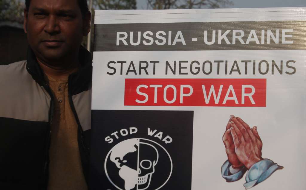Lahore (Pakistan), 24/02/2022.- People hold placards demanding end to Russia-Ukraine war during a protest in Lahore, Pakistan, 24 February 2022. Martial law has been introduced in Ukraine, explosions are heard in many cities, including Kiev after Russian troops launched a major military operation on Ukraine on 24 February. (Protestas, Rusia, Ucrania) EFE/EPA/RAHAT DAR