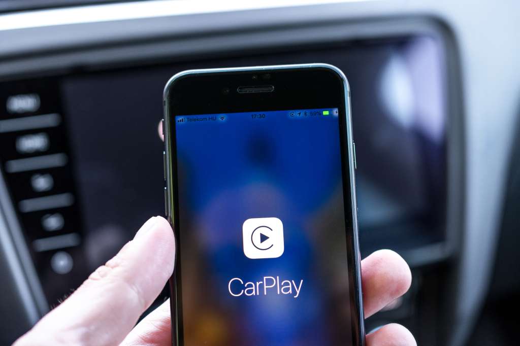 Los sistemas CarPlay y Android Auto permiten usar mapas, música y llamadas desde una pantalla externa sin manipular el teléfono.