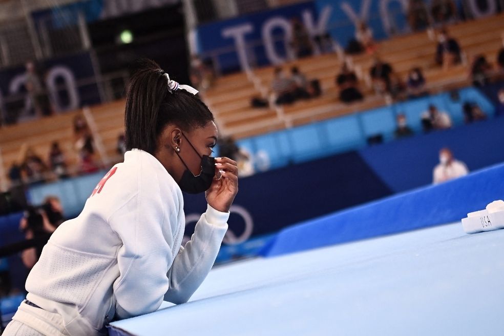 Biles al borde del escenario después de su retiro.
