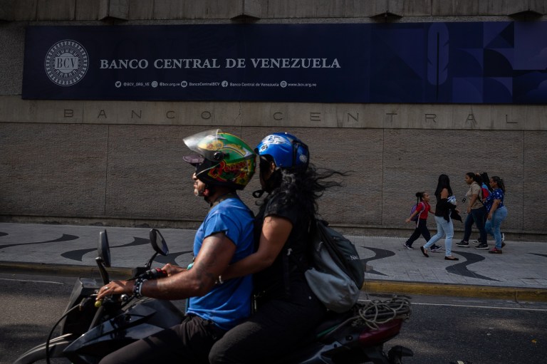 Venezuela vuelve al sistema financiero, pero la normalización sigue condicionada