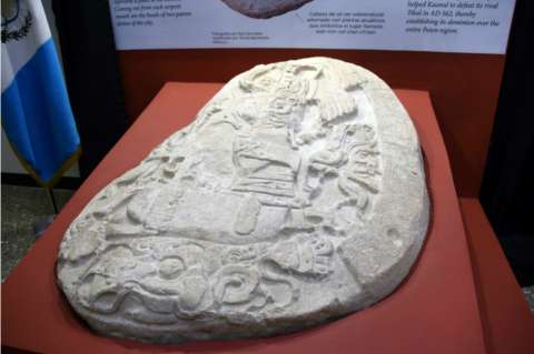 Altar descubierto en Guatemala muestra "Juego de Tronos" de cultura maya
