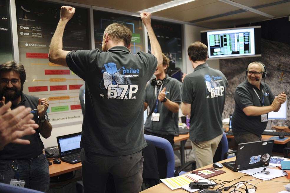 Investigadores de la Agencia Espacial Europea celebran el aterrizaje. / AFP