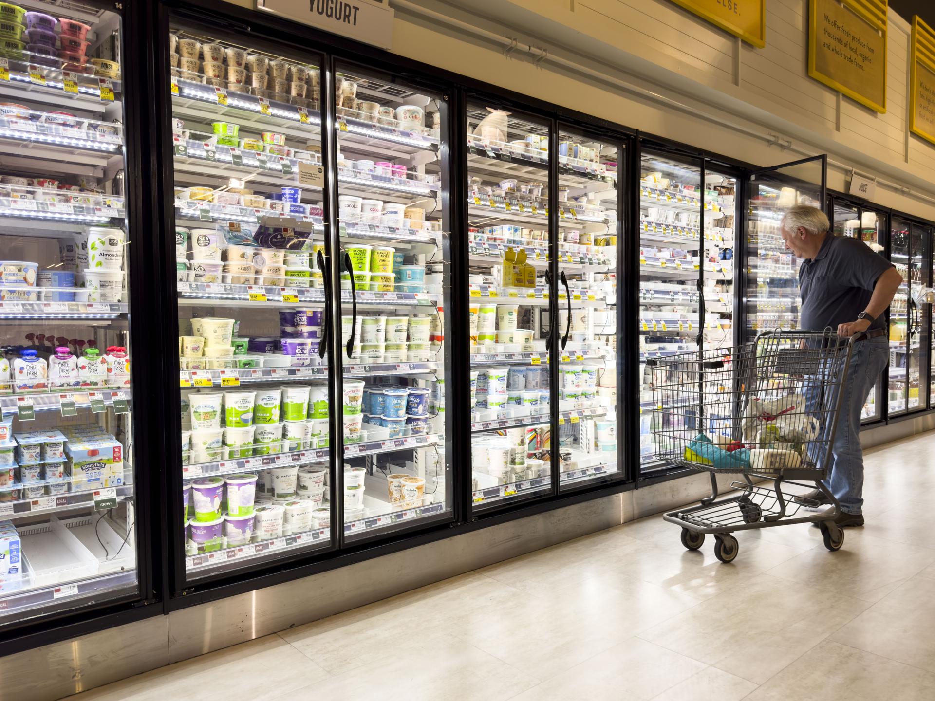 FRAMINGHAM (United States), 29/07/2025.- A man looks over items in a refrigerated display at a Whole Foods Market store in Framingham, Massachusetts, USA, 29 July 2025. Amazon.com Inc., Nasdaq:AMZN, is scheduled to release their second quarter earnings report on 31 July 2025. EFE/EPA/CJ GUNTHER