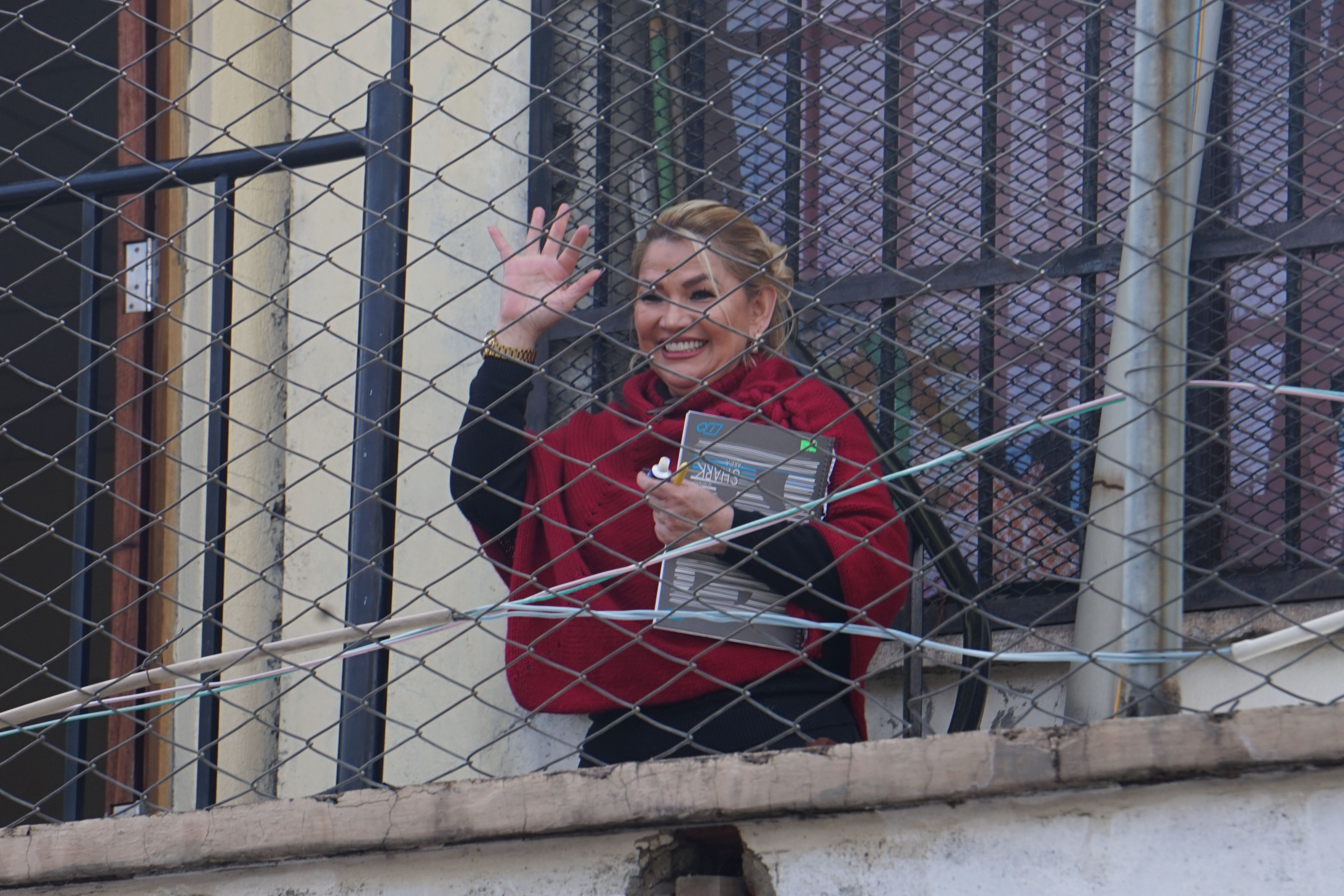 LA PAZ (BOLIVIA), 04/04/2025.- Fotografía de la expresidenta interina de Bolivia Jeanine Áñez, saludando este viernes en el Centro de Orientación Femenina de Miraflores, en La Paz (Bolivia). Un tribunal boliviano anuló uno de los procesos judiciales contra la expresidenta interina Jeanine Áñez (2019-2020) por una designación supuestamente irregular durante su Gobierno, lo que, según su defensa, permitiría que la exgobernante sea juzgada en un juicio de responsabilidades en el Parlamento. EFE/Stringer