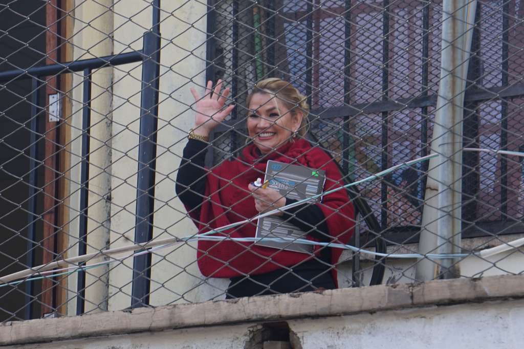LA PAZ (BOLIVIA), 04/04/2025.- Fotografía de la expresidenta interina de Bolivia Jeanine Áñez, saludando este viernes en el Centro de Orientación Femenina de Miraflores, en La Paz (Bolivia). Un tribunal boliviano anuló uno de los procesos judiciales contra la expresidenta interina Jeanine Áñez (2019-2020) por una designación supuestamente irregular durante su Gobierno, lo que, según su defensa, permitiría que la exgobernante sea juzgada en un juicio de responsabilidades en el Parlamento. EFE/Stringer