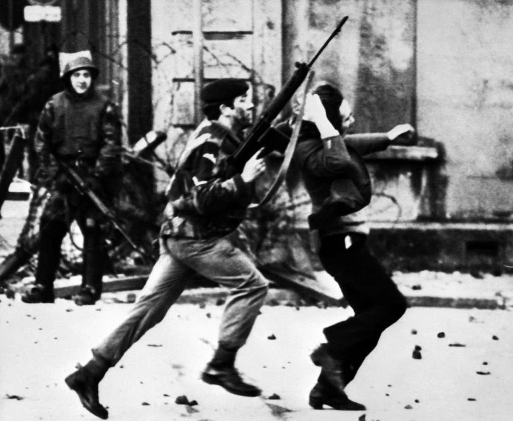 Imagen tomada el 30 de enero de 1972. Un soldado británico arrastra a un manifestante católico.