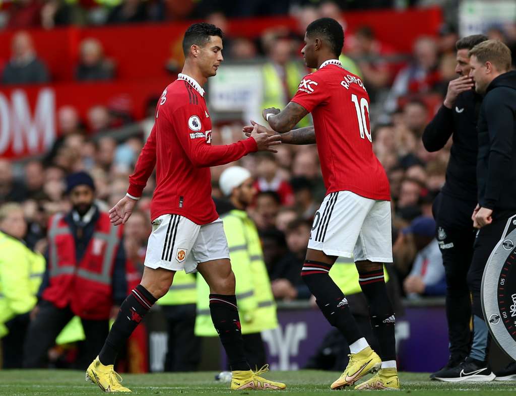 Manchester (United Kingdom), 16/10/2022.- Marcus Rashford (R) of Manchester United substitutes his teammate Cristian Ronaldo (L) during the English Premier League soccer match between Manchester United and Newcastle United in Manchester, Britain, 16 October 2022. (Reino Unido) EFE/EPA/ADAM VAUGHAN EDITORIAL USE ONLY. No use with unauthorized audio, video, data, fixture lists, club/league logos or 'live' services. Online in-match use limited to 120 images, no video emulation. No use in betting, games or single club/league/player publications