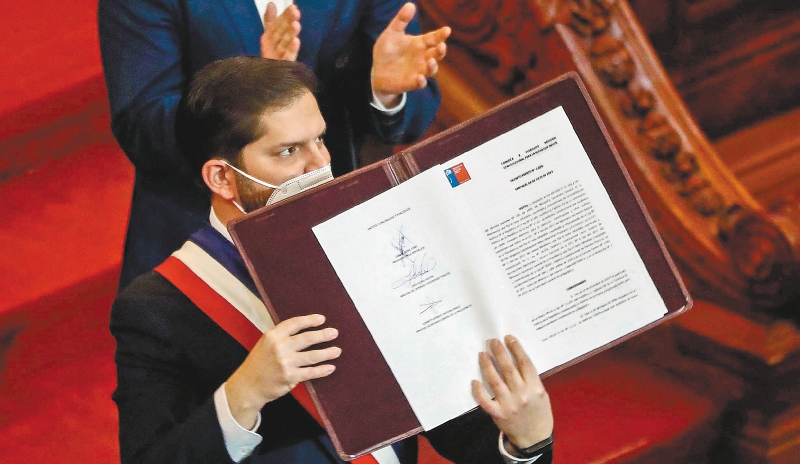 La Convención Constitucional de Chile entregó el proyecto de nueva Carta Magna al presidente Gabriel Boric. / AFP