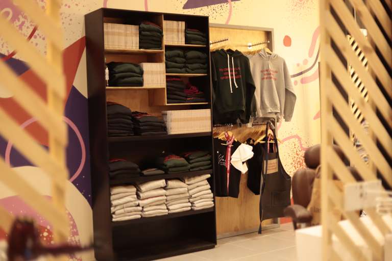 Fotografía de la sección de ropa en el nuevo local, Segundas Oportunidades Studio.