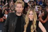 Avril Lavigne se casa con extravagancia y en un castillo gótico