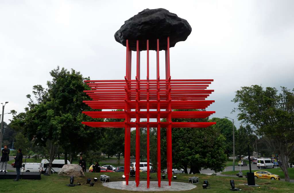 Los nombres de 460 profesionales del sector de la salud que murieron en Colombia durante la pandemia de covid-19, quedaron inscritos en la escultura 'Umbral', una estructura de acero y bronce instalada en la capital colombiana como homenaje permanente a su labor. EFE/ Mauricio Dueñas Castañeda
