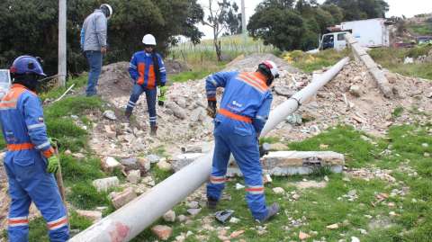 Golpe a tierreros: desmontan negocio de lotes y postes de luz instalados en zonas protegidas