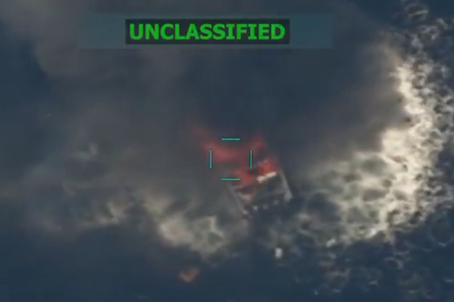 AME3357. WASHINGTON (ESTADOS UNIDOS), 29/10/2025.- Captura de pantalla de un video publicado en la cuenta oficial de la red social X @SecWar del secretario del Departamento de Defensa estadounidense, Pete Hegseth, que muestra un ataque contra una embarcación en aguas del océano Pacífico. El Departamento de Guerra de Estados Unidos llevó a cabo este miércoles un nuevo ataque contra otra lancha atribuida al narcotráfico en el Pacífico oriental y durante el operativo murieron cuatro personas que estaban a bordo de la embarcación. EFE/ @secwar /SOLO USO EDITORIAL/ NO VENTAS /SOLO DISPONIBLE PARA ILUSTRAR LA NOTICIA QUE ACOMPAÑA (CRÉDITO OBLIGATORIO)
