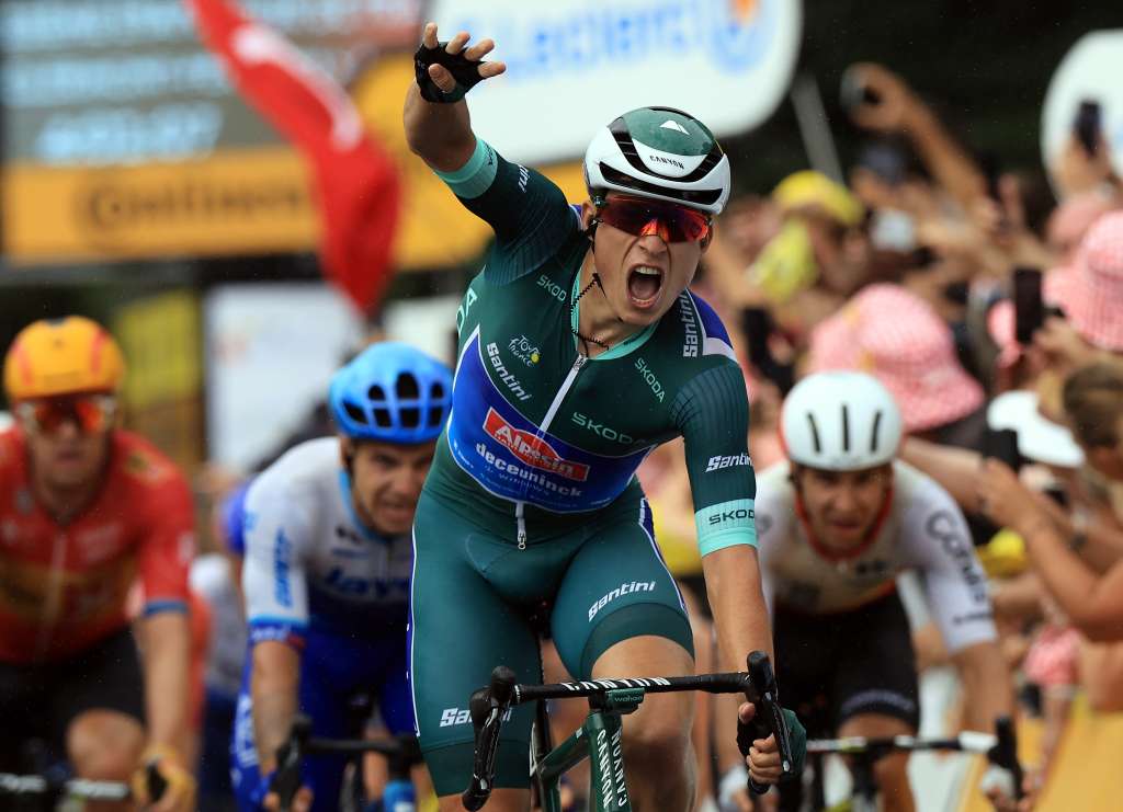 Moulins (France), 12/07/2023.- Green Jersey best sprinter Belgian rider Jasper Philipsen of team Alpecin-Deceuninck wins the 11th stage of the Tour de France 2023, a 180 km race from Clermont-Ferrand to Moulins, France, 12 July 2023. (Ciclismo, Francia) EFE/EPA/MARTIN DIVISEK