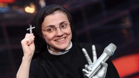 Monja que ganó “La voz” dejó los hábitos y tuvo un radical cambio de ‘look’