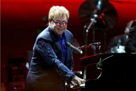 Elton John dice que ha hablado con Putin sobre la homosexualidad en Rusia