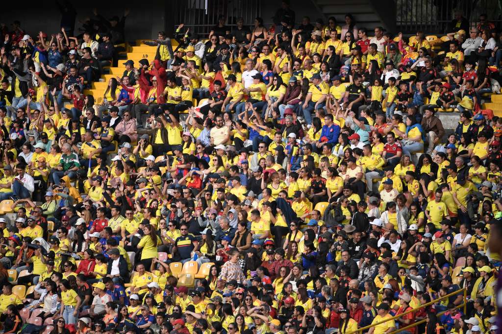 Hinchas colombianos, en el partido Colombia vs Australia, por la primera fecha del grupo A de la Copa Mundial femenina Sub-20.