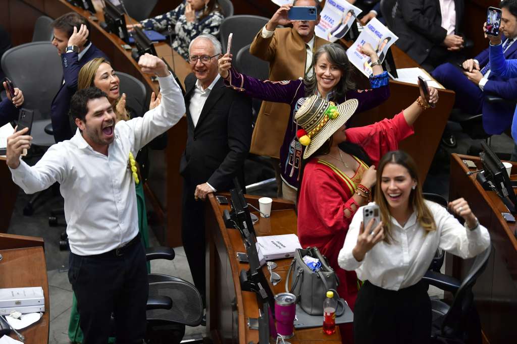 Diversas bancadas del Congreso celebraron la aprobación de la reforma laboral.