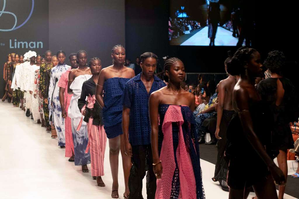 Lagos (Nigeria), 25/10/2024.- Models wear creations of ESO by Liman during the Lagos Fashion Week in Lagos, Nigeria, 25 October 2024 (issued 26 October 2024). Lagos Fashion Week runs from 24 to 27 October and showcases designs from Nigerian and African fashion designers. (Moda) EFE/EPA/EMMANUEL ADEGBOYE