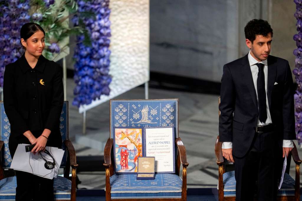 Oslo (Norway), 10/12/2023.- Kiana (L) and Ali Rahmani (R) stand next to an empty chair with the peace prize diploma for their mother, Iranian human rights activist and Nobel Peace Prize 2023 winner Narges Mohammadi, during the awarding of the Nobel Peace Prize for 2023 in Oslo City Hall, Norway, 10 December 2023. Iranian human rights activist and Nobel Peace Prize 2023 winner, Narges Mohammadi, is imprisoned and is therefore represented by her children Ali and Kiana Rahmani and husband Taghi Rahmani. Mohammadi receives the peace prize for her fight against the oppression of women in Iran and the fight for human rights and freedom for all. (Noruega) EFE/EPA/Fredrik Varfjell NORWAY OUT