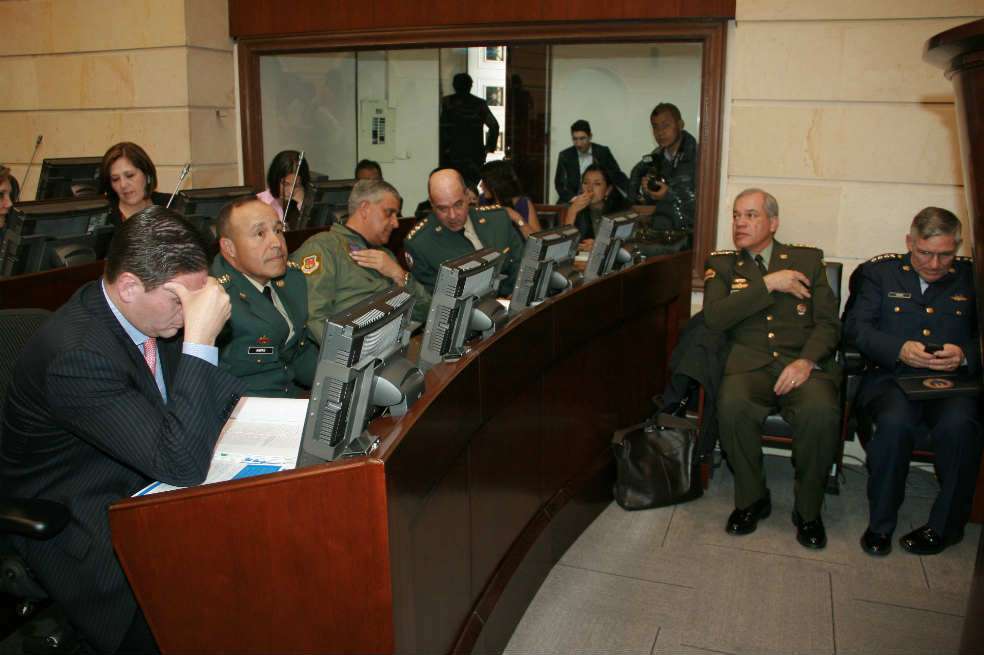 El ministro de Defensa, Juan Carlos Pinzón, y los altos mandos militares, en el último debate de reforma al fuero. / Senado