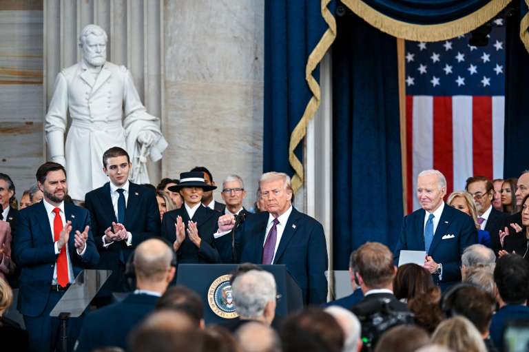 Washington (United States), 20/01/2025.- US President Donald Trump acknowledges the crowd during inauguration of Donald Trump as the 47th president of the United States takes place inside the Capitol Rotunda of the U.S. Capitol building in Washington, D.C., USA, 20 January 2025. It is the 60th U.S. presidential inauguration and the second non-consecutive inauguration of Trump as U.S. president. (Estados Unidos) EFE/EPA/KENNY HOLSTON / POOL