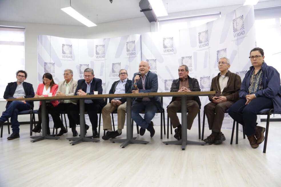 Durante estas sesiones los antiguos comandantes deberán responder las preguntas que hagan los comisionados de la Verdad./ Cortesía Comisión de la Verdad.