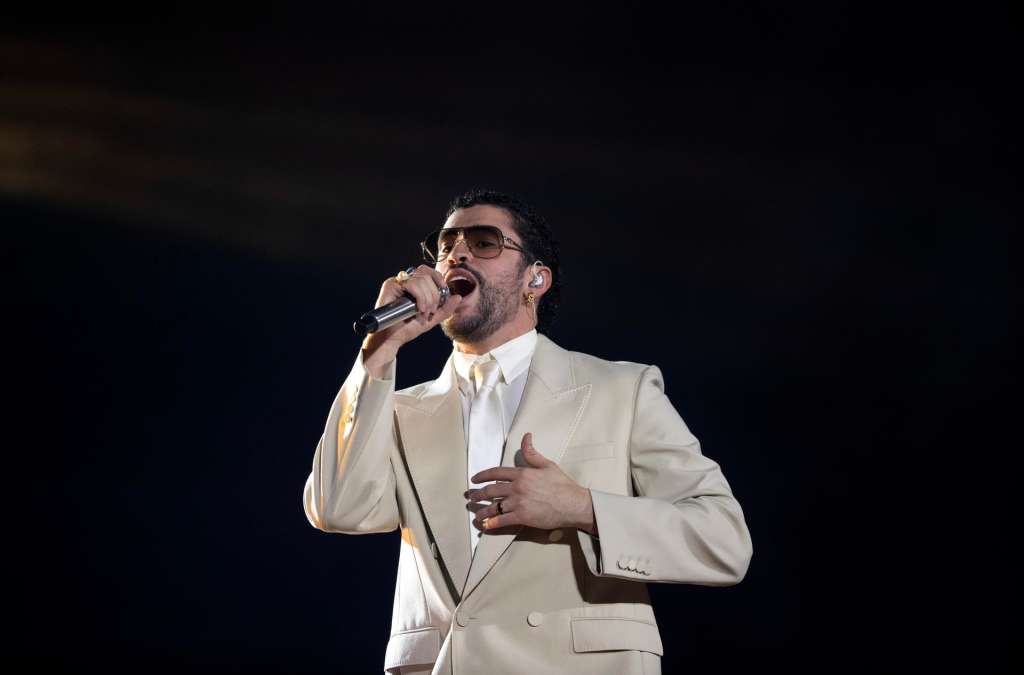 AME1192. SANTO DOMINGO (REPÚBLICA DOMINICANA), 21/11/2025.- El cantante puertorriqueño Bad Bunny se presenta durante un concierto como parte de su gira mundial ‘DeBÍ TiRAR MáS FOToS World Tour’ este viernes, en el estadio Olímpico Félix Sánchez, en Santo Domingo (República Dominicana). EFE/ Orlando Barría