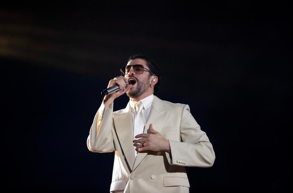 AME1192. SANTO DOMINGO (REPÚBLICA DOMINICANA), 21/11/2025.- El cantante puertorriqueño Bad Bunny se presenta durante un concierto como parte de su gira mundial ‘DeBÍ TiRAR MáS FOToS World Tour’ este viernes, en el estadio Olímpico Félix Sánchez, en Santo Domingo (República Dominicana). EFE/ Orlando Barría