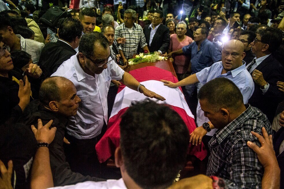Alan García murió el miércoles después de dispararse un tiro en la cabeza, cuando un fiscal y la policía llegaron a su casa a detenerlo a raíz de las investigaciones por presuntos sobornos de la empresa brasileña Odebrecht. / AFP