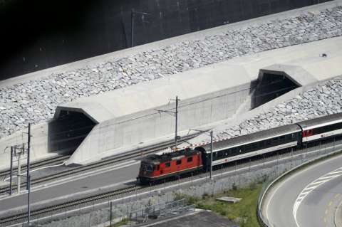 Suiza inaugura el túnel ferroviario de San Gotardo, el más largo del mundo