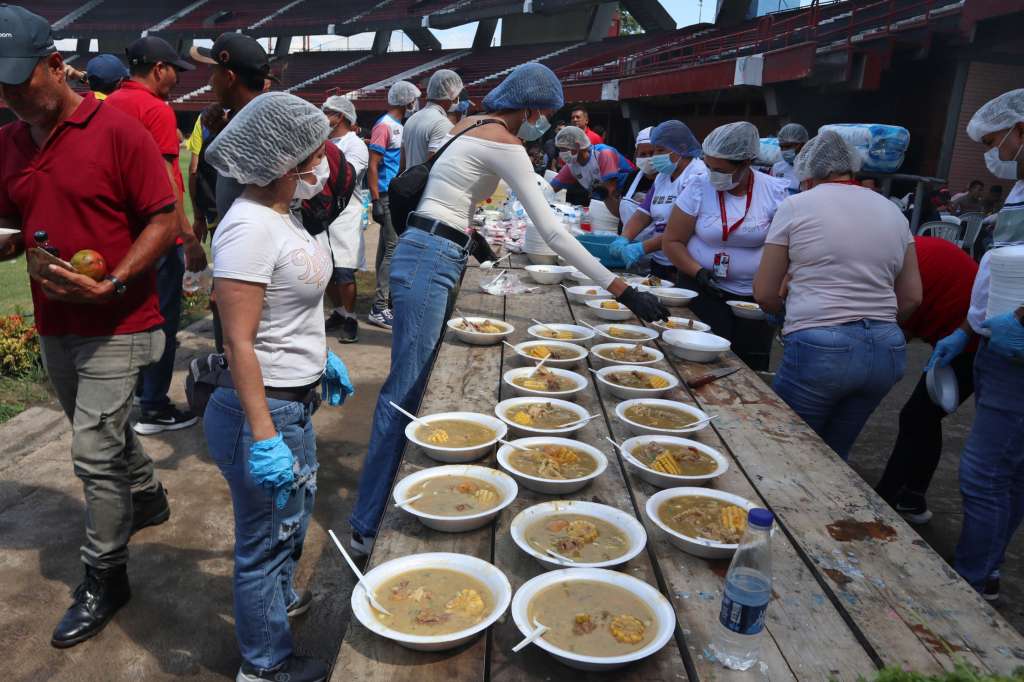 AME3159. CÚCUTA (COLOMBIA), 21/01/2025.- Personas preparan alimentos para desplazados por la violencia en el Catatumbo este martes, en Cúcuta (Colombia). El gobernador del departamento colombiano de Norte de Santander, William Villamizar, declaró "una emergencia social y económica" en esa región del noreste del país debido a la crisis humanitaria causada por los enfrentamientos entre la guerrilla del ELN y disidencias de las FARC en la zona del Catatumbo (norteste). EFE/ Mario Caicedo
