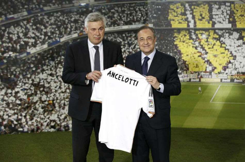 El italiano Carlo Ancelotti posa con su camiseta junto al presidente del Real Madrid, Florentino Pérez / EFE