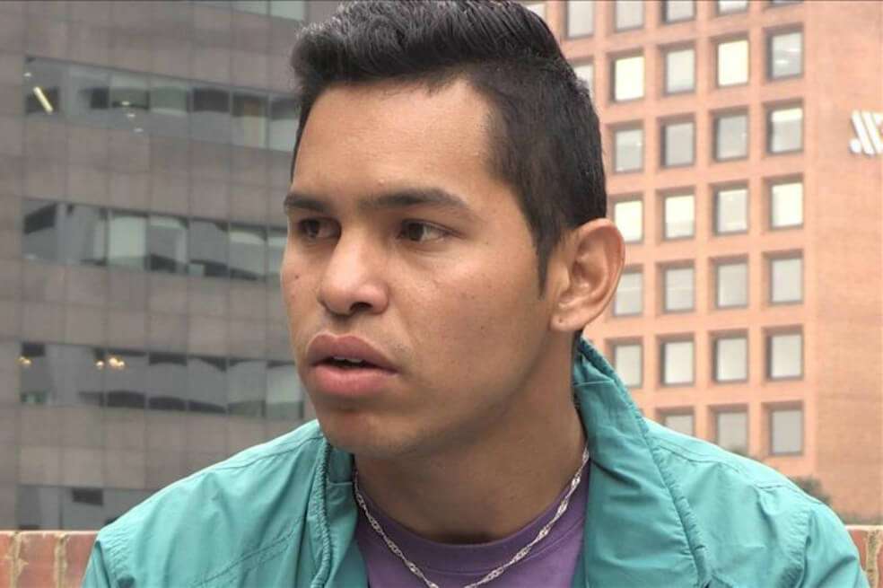 El joven violista venezolano José Gregorio Pacheco (en la foto) le contó su historia a la Agencia Anadolu, donde habló de su amor por la música que aprendió a tocar desde niño, su participación en las Orquestas Juveniles de Venezuela, el recuerdo de sus maestros, así como su huida de Venezuela y la oportunidad que podría perder en una reconocida universidad en Bogotá por cuenta de la inseguridad. / Agencia Anadolu