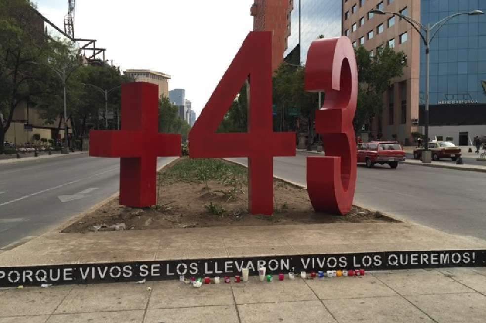Un monumento en comemoración de los 43 estudiantes desaparecidos en Ayotzinapa fue levantado de manera clandestina en la capital de México. / Cortesía