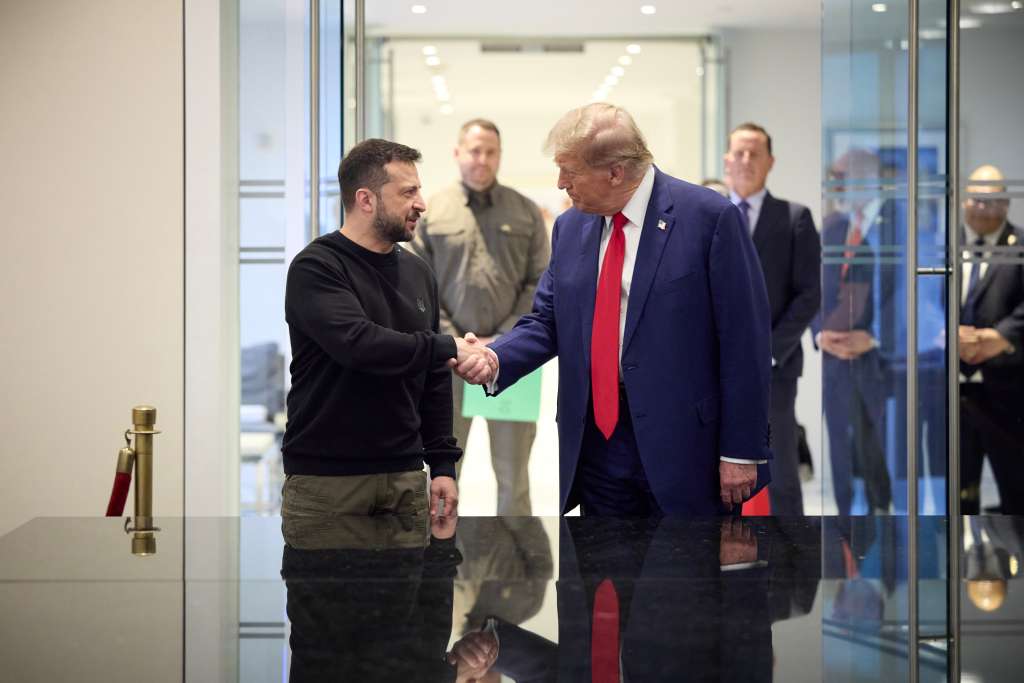 USA7378. NUEVA YORK (NY, EEUU), 27/09/2024.- Fotografía tomada de la cuenta de la red social X del presidente ucraniano, Volodímir Zelenski (i), donde aparece saludando al expresidente y candidato republicano, Donald Trump (d), durante su reunión en Nueva York (Estados Unidos). El expresidente y candidato republicano Donald Trump (2017-2021) dijo tras reunirse este viernes con el presidente ucraniano Volodímir Zelenski en Nueva York que quiere un "trato justo para todos" los actores implicados en la guerra de Ucrania y aseguró que resolvería "muy rápidamente" dicho conflicto si gana las elecciones de noviembre. EFE/ Red Social X del Presidente Ucraniano Volodímir Zelenski / SOLO USO EDITORIAL/ SOLO DISPONIBLE PARA ILUSTRAR LA NOTICIA QUE ACOMPAÑA (CRÉDITO OBLIGATORIO)