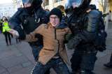 Arrestan a más de 800 personas en Rusia por protestar contra la guerra en Ucrania