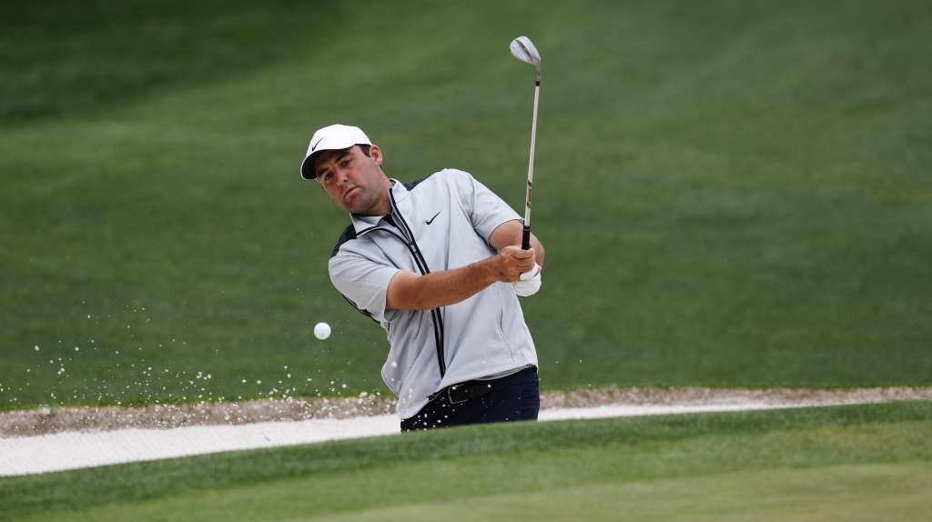 Augusta (United States), 03/04/2023.- Scottie Scheffler of the US hits out of a bunker on the sixteenth hole during the first practice round of the Masters Tournament at the Augusta National Golf Club in Augusta, Georgia, USA, 03 April 2023. The Augusta National Golf Club will hold the Masters Tournament from 06 April through 09 April 2023. (Estados Unidos) EFE/EPA/ERIK S. LESSER