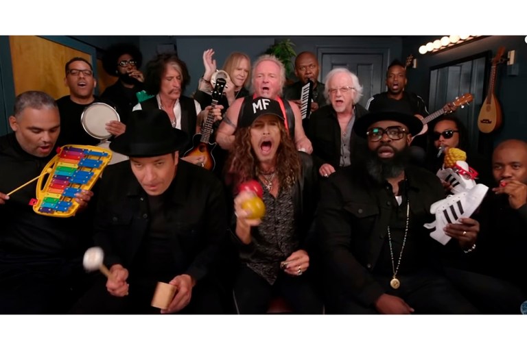 Aerosmith interpretó «Walk this way» con instrumentos de juguete