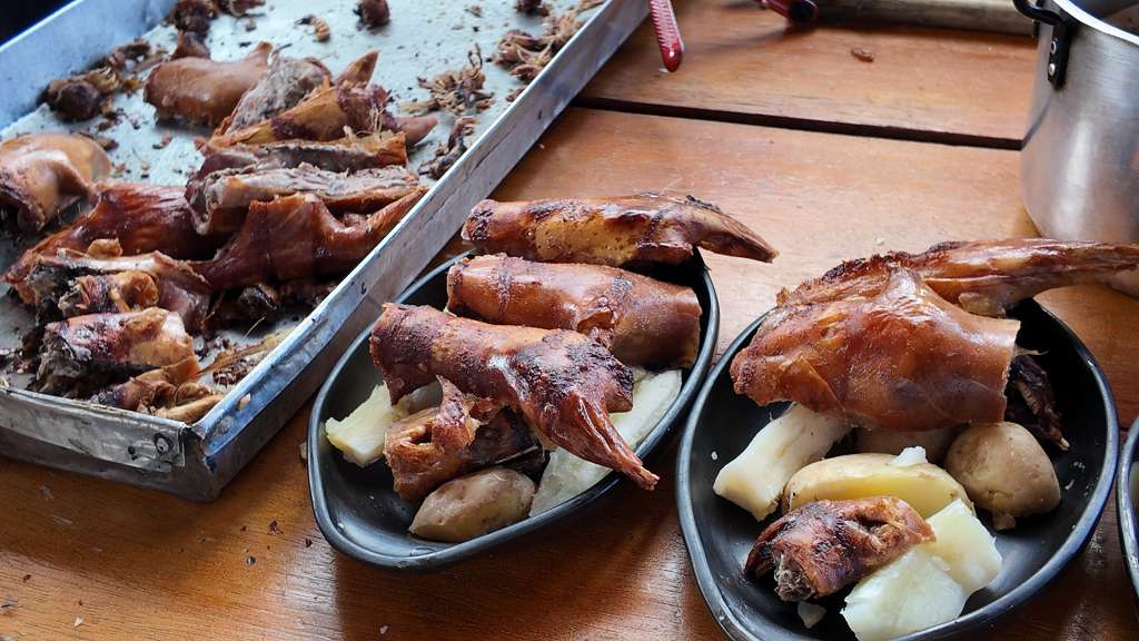 Aunque al comienzo cueste, aunque la idea resulte difícil, probar un plato tradicional es una forma de entrar en la cultura de un lugar.