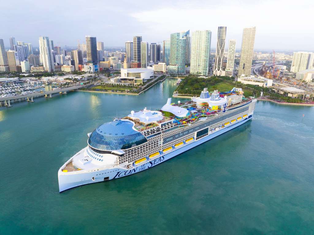 El muy esperado Icon of the Seas de Royal Caribbean International llegó a Miami por primera vez antes de su debut oficial el 27 de enero.