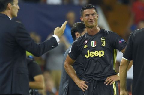 La Juve venció al Valencia pese a jugar una hora con un hombre menos por la roja a Cristiano