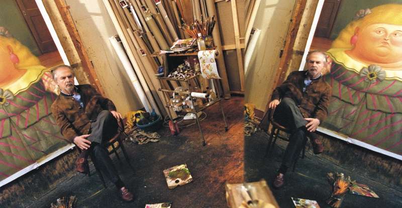 El pintor y escultor colombiano Fernando Botero posa el 9 de febrero de 2001 en su estudio parisino.