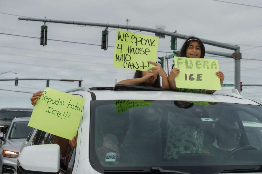 KENNER (United States), 08/12/2025.- Children hold anti-ICE signs during a protest against the Border Patrol operation in Kenner, Louisiana, USA, 07 December 2025. About 250 federal Border Patrol agents are deployed to New Orleans and surrounding areas as part of US President Trump administration's ongoing crackdown on undocumented immigration. (Protestas, Nueva Orleáns) EFE/EPA/OLGA FEDOROVA