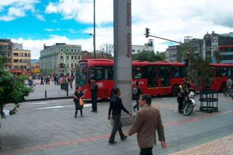 Revocan comparendo a cajera que impidió el paso de policías sin uniforme a Transmilenio