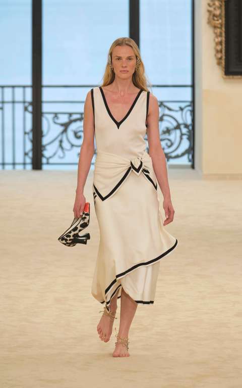 “Solo el tacón”, las curiosas y poco funcionales sandalias de Chanel