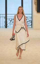 “Solo el tacón”, las curiosas y poco funcionales sandalias de Chanel