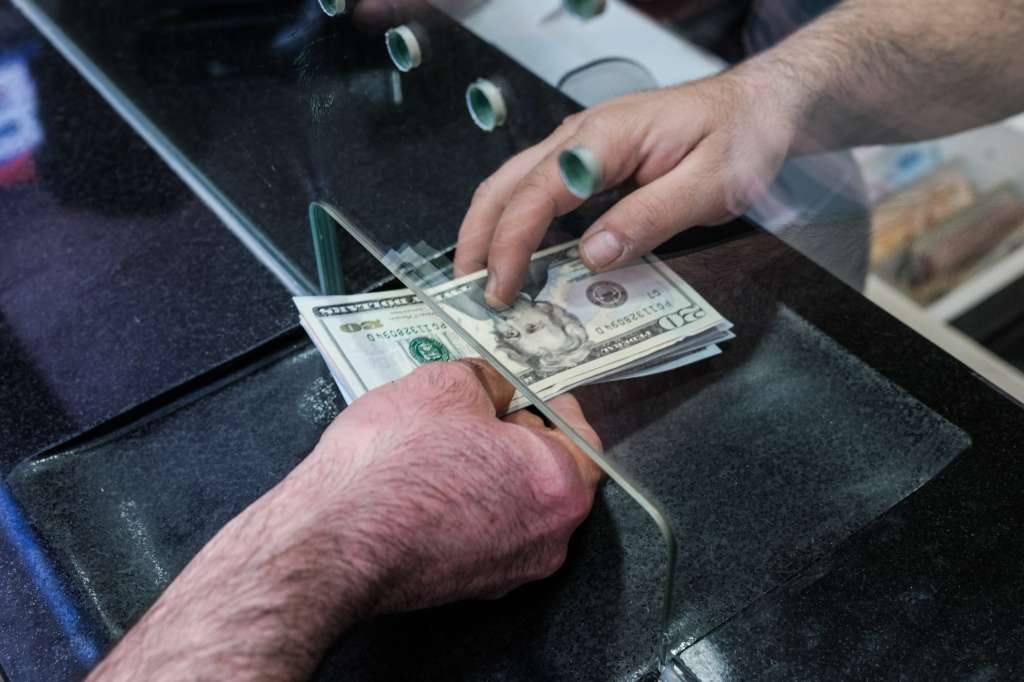 Istanbul (Turkey), 06/06/2023.- A tourist exchanges money at an exchange office in Istanbul, Turkey, 07 June 2023. The Turkish lira hits a new record low level of 23.60 liras to the US Dollar on 07 June. (Turquía, Estanbul) EFE/EPA/SEDAT SUNA